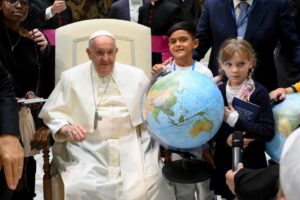 Ferenc pápa üzenete a gyermekek I. világnapjára: Isten ajándéka vagyunk, köszönjük meg! 6 Ferenc pápa üzenete a gyermekek I. világnapjára: Isten ajándéka vagyunk, köszönjük meg!