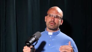 Ambrózy Tamás plébános: Az ördögűzés valóban létezik, már a házszentelés is segít