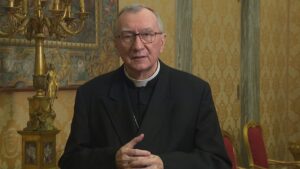Parolin bíboros: A NATO fegyverei Oroszországban „ellenőrizhetetlen eszkalációhoz” vezetnek