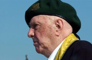 „Nem volt jogom megállni a tengerparti fövenyen ” – René de Naurois páter partraszállása