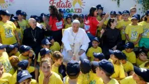 A pápa meglátogatta a Vatikánban táborozó gyerekeket: „Béküljetek ki, ez a legszebb dolog az életben”