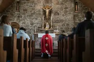 A „Levél Amerikából” című írás arra kéri Ferenc pápát, hogy állítsa le a latin misék betiltását
