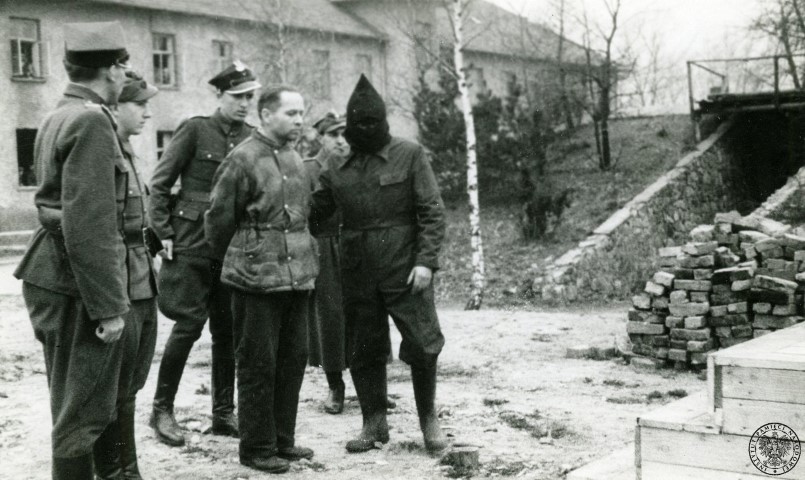 Rudolf Hoess with executioners Small