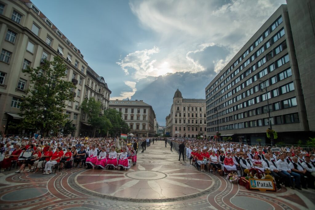 Szent Istvan bazilika elott Custom