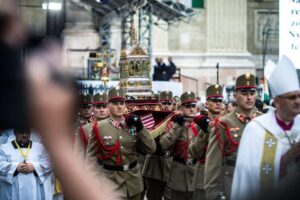 Erdő Péter és Aurel Percă közreműködésével: ünnepi szertartások a Szent István Bazilikában 3 Erdő Péter és Aurel Percă közreműködésével: ünnepi szertartások a Szent István Bazilikában