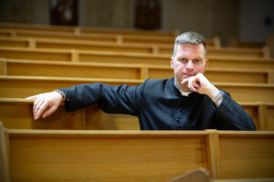 Felfüggesztették Bese Gergőt a papi szolgálat alól