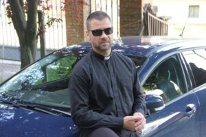 A siófoki plébános munkára jelentkezik a gáton