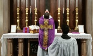 A katolikus fiatalok nem szakadárok, amiért jobban szeretik a latin misét, mint egyes Novus Ordo miséket