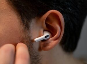 Hallani és (meg)hallgatni…