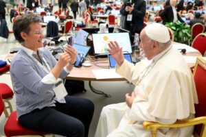 „Segítettem bábáskodni a szinodális egyház születésénél” – Csiszár Klára szinódusi teológus