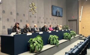 Szinódusi sajtótájékoztató: Isten népének teológiájával egy szinodális egyházért