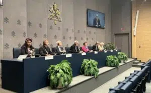 Szinódusi sajtótájékoztató: Isten népének teológiájával egy szinodális egyházért