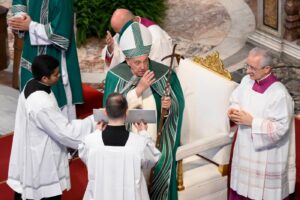 A szinodális egyház primátusa a Lélek ajándékában rejlik – Ferenc pápa homíliája