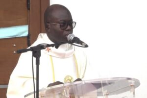 Misézés közben támadtak meg egy papot – senki sem beszél erről?