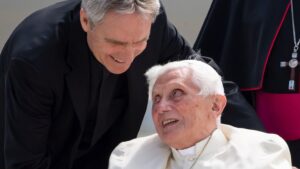 Gänswein érsek szerint Joseph Ratzingert ismerni olyan, mintha kincs lenne a kezünkben