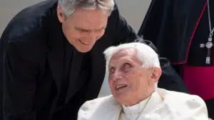 Gänswein érsek szerint Joseph Ratzingert ismerni olyan, mintha kincs lenne a kezünkben