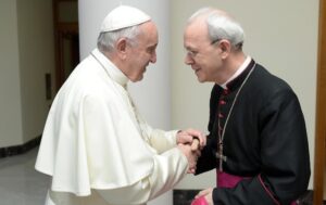 Ferenc pápa és Schneider püspök vatikáni találkozója