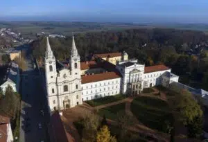 Vizsgálat, távozások, újratervezés – lezárult a vatikáni vizsgálat a Zirci Ciszterci Apátságban