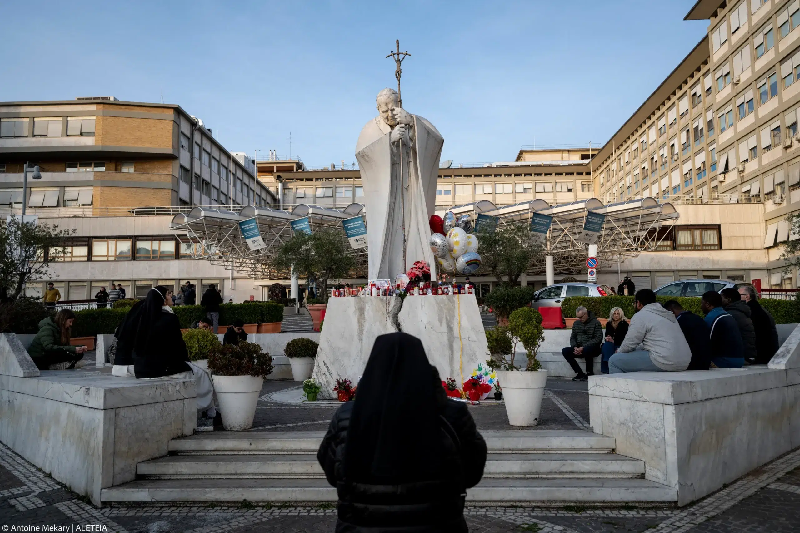 Az orvosok ma elhagyták jelentésükből a „válságos” szót 1 Ferenc papa egeszsegeert imadkoznak scaled