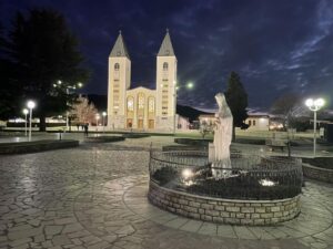 Élő közvetítés és közösségformálás: medjugorjei esti imaprogram minden hónap 25-én az EWTN-en