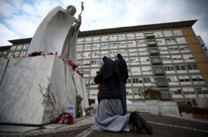 A pápa állapota továbbra is kritikus, de nincs újabb légzőszervi válsághelyzet