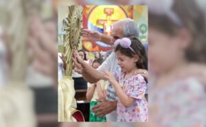 Egy kislány találkozik Jézussal az Oltáriszentségben és ez a megtapasztalás teljesen magával ragadja – VIDEÓ