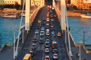 Inkább imádkozz a dugóban ülve, ahelyett, hogy az öklöddel a műszerfalat vernéd!