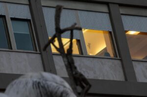 Felfüggesztették a pápa nem invazív gépi lélegeztetését 6 Felfüggesztették a pápa nem invazív gépi lélegeztetését