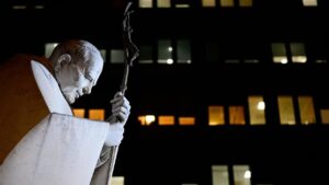 Nyugodt vasárnapot követően hétfőn újabb akut légzési problémák jelentkeztek Ferenc pápánál