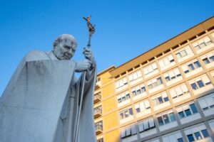 Ferenc pápa jól pihent kedd éjszaka, láztalan, állapota stabil