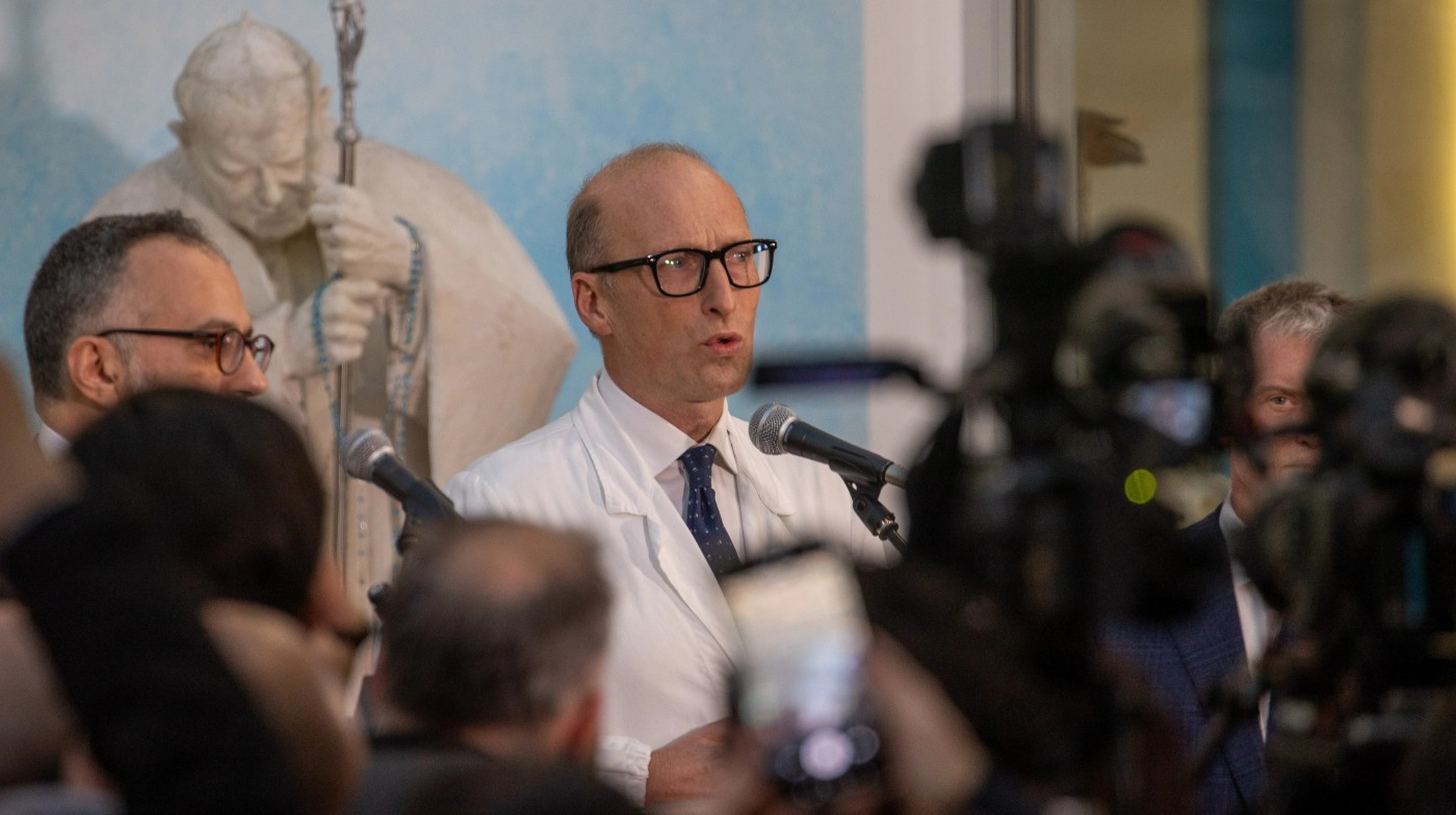 „Tényleg azt hittük, hogy nem fog sikerülni” – mondta Ferenc pápa orvosa 1 popefrancishealthpressconference2022125 Custom