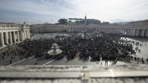 Új egyházi statisztikák a 2025-ös Pápai Évkönyvben: a katolikusok száma nő, a lelkipásztoroké csökken