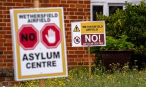 Wethersfield (Anglia): 800 lakos… és 600 migráns!