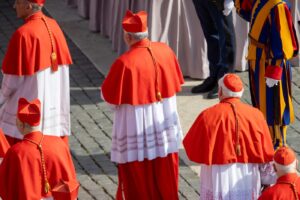 103 főpap gyűlt eddig Rómába a bíborosok második általános kongregációjára