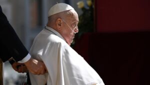 A pápa meglepetéslátogatása a Szent Péter-bazilikában: imádkozott X. Piusz pápa sírjánál és köszöntötte a híveket