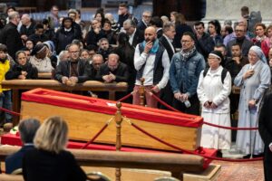 Ma este zárják le Ferenc pápa koporsóját