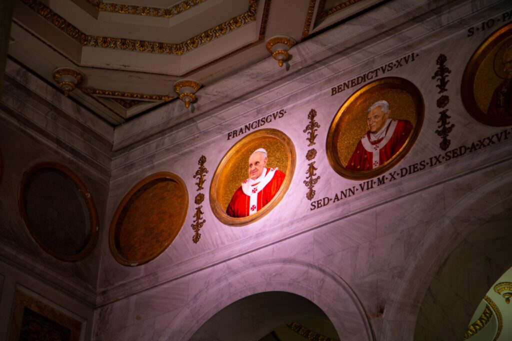 Ferenc papa portreja Egyedi