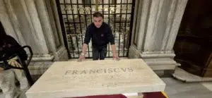 Szatmár megyei román dolgozott Ferenc pápa sírján 10 Szatmár megyei román dolgozott Ferenc pápa sírján