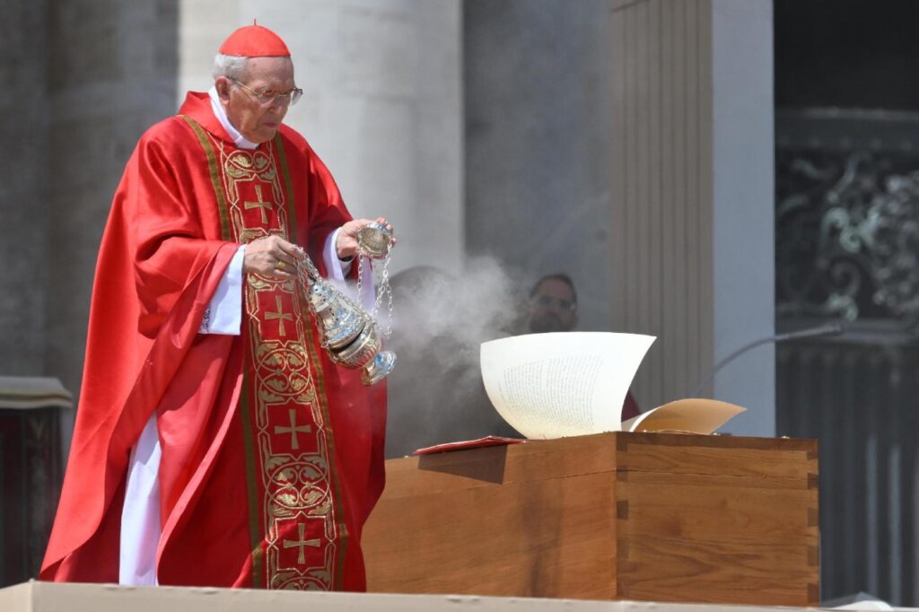 Giovanni Battista Re biboros Ferenc papa koporsojanal