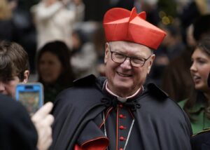 Dolan bíboros: „Olyasvalakit keresünk, akinek olyan szíve van, mint Ferencnek volt, de nagyobb világossággal tanít”