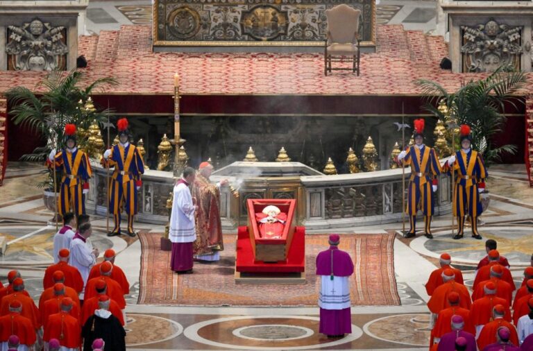 Ferenc pápa koporsóját szerdán délelőtt Szent Péter sírja elé helyezték a bazilikában