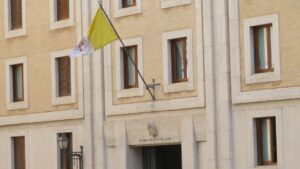 A pápa folytatja a lábadozást: pihen és dolgozik. Találkozott Parolin bíborossal