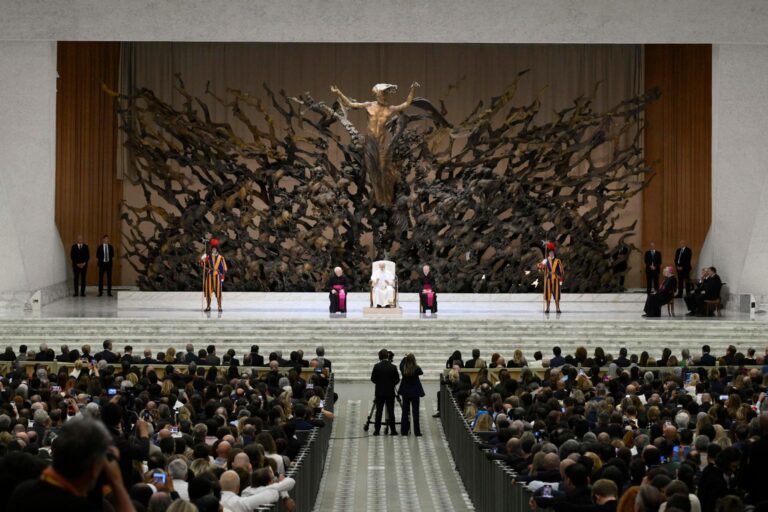 Leó pápa a média képviselőihez: Mondjunk nemet a szavak és képek háborújára! 2 Leó pápa a média képviselőihez: Mondjunk nemet a szavak és képek háborújára!