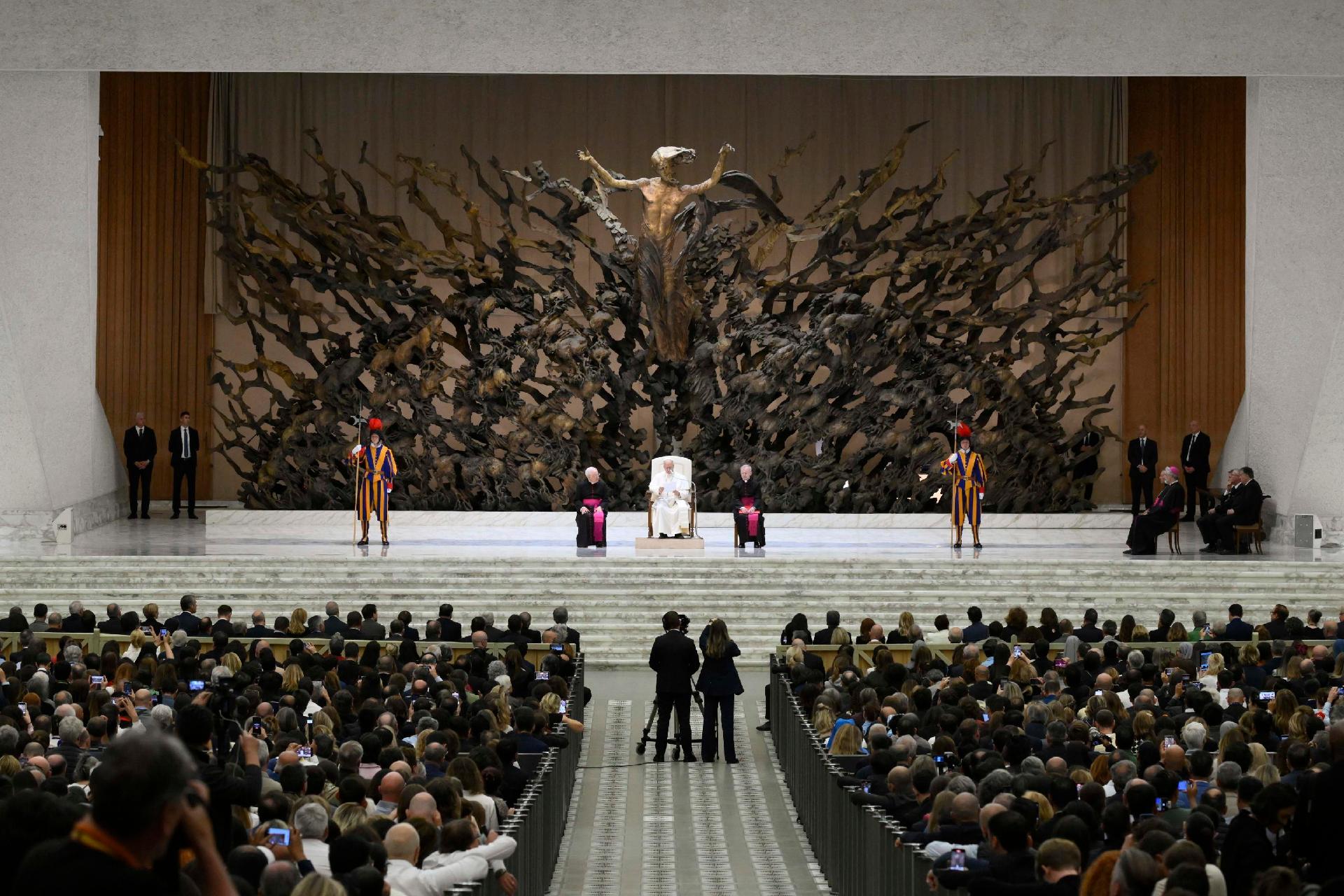 Leó pápa a média képviselőihez: Mondjunk nemet a szavak és képek háborújára! 1 497513627 1259412652859507 5114997461054416648 n