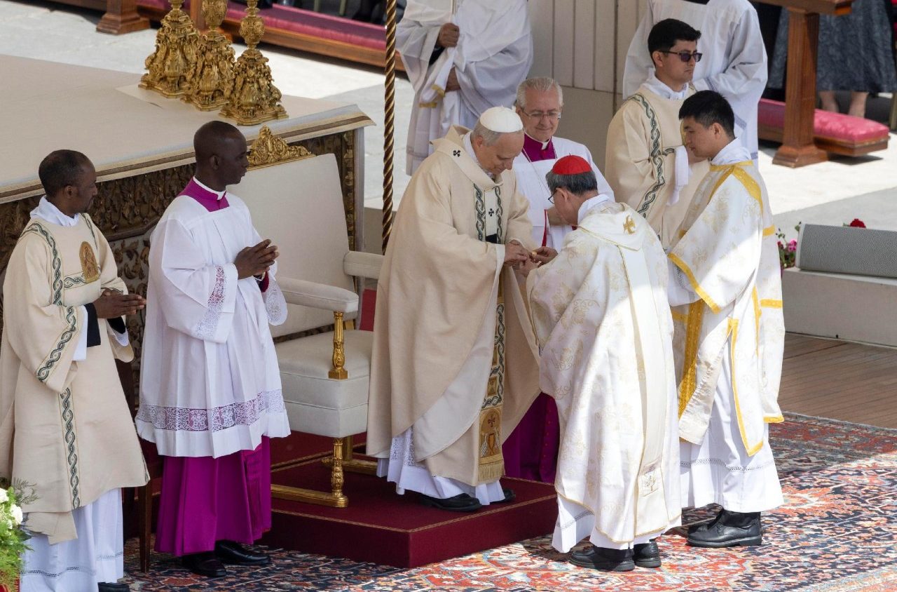 Leó pápa halászgyűrűje és Szent Péter kulcsai 1 500069333 1264409379026501 6987723288526094469 n