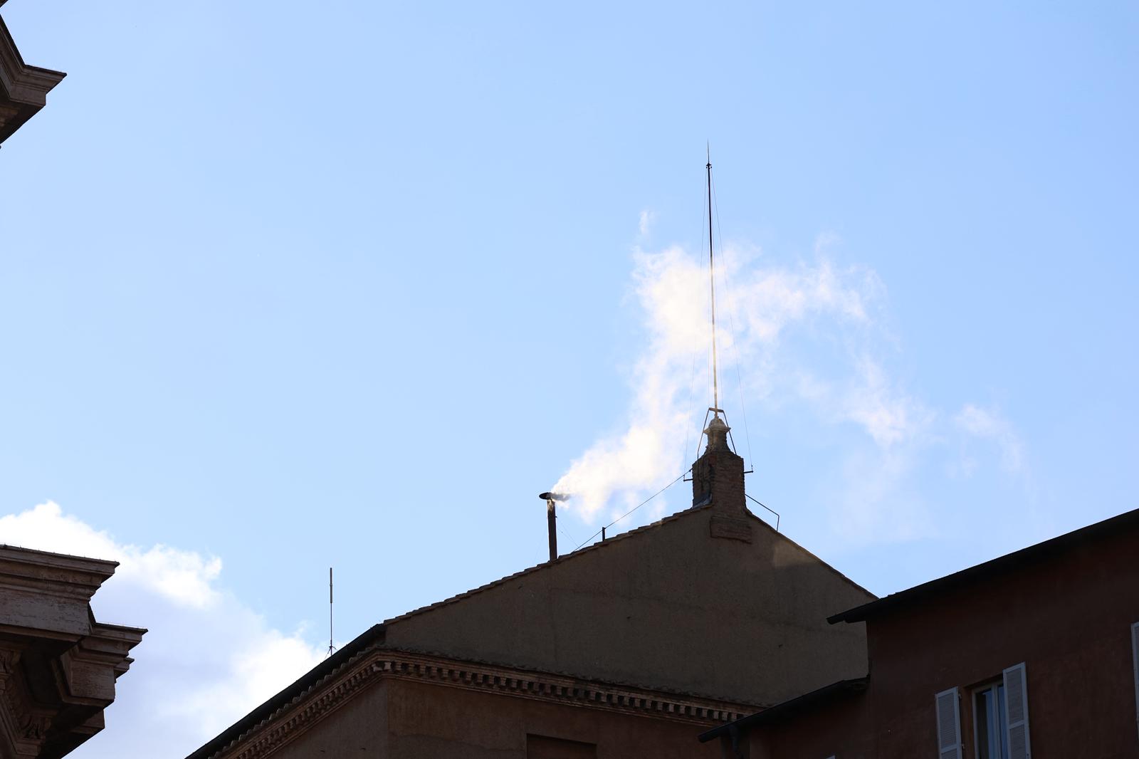 Habemus papam! - megválasztották Péter 267. utódát 1 Feher fust Habemus papam