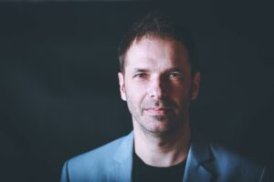 Pintér Béla határozatlan időre visszavonul a szolgálattól – a döntést botrányos magánéleti ügyek előzték meg