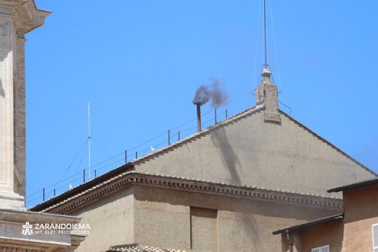 Ismét fekete füst szállt fel a Vatikánban 1 Ismét fekete füst szállt fel a Vatikánban