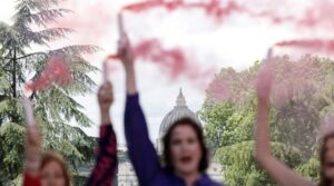 Rózsaszín füst a Vatikánban. Női aktivisták követelik a nők bevonását a konklávéba 1 Rózsaszín füst a Vatikánban. Női aktivisták követelik a nők bevonását a konklávéba