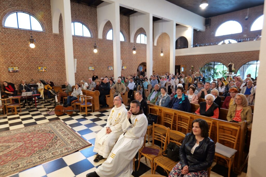 Zarandok est 2025 majus 29 Patrick es Nancy Latta 7 Egyedi